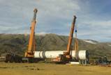 Descripción: Descripción: Equipos de la constructora que se adjudicó la obra manipulan la primera sección de las torres que serán instaladas en el Parque Eólico de Qollpana.