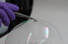 Descripción: Descripción: El MIT diseña una célula solar tan delgada como una pompa de jabón